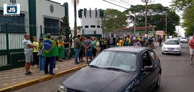 Eleitores de Bolsonaro protestam em frente ao Tiro de Guerra de Guaxup