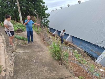 Coordenador esportivo da Prefeitura inicia manuteno reivindicada aos fundos do ginsio do 