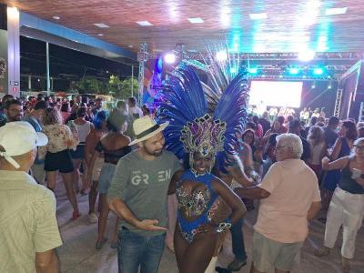 Trupe Rasgacro e velha guarda da Mangueira exibem espetculos no sbado de Carnaval em Guaxup