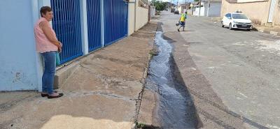 Moradores da Rua Esmria Cndida denunciam vazamento de gua desde a manh de hoje
