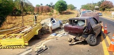 Acidente entre carro e caminhonete deixa quatro feridos em Passos