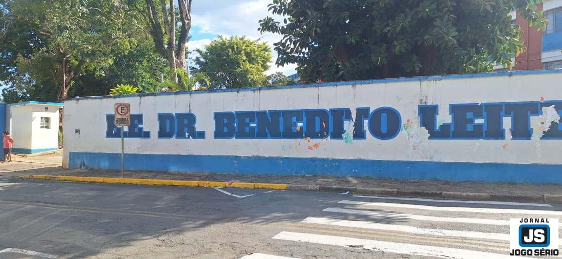 Professores do Ginsio Estadual paralisam as atividades em protesto contra o governo estadual