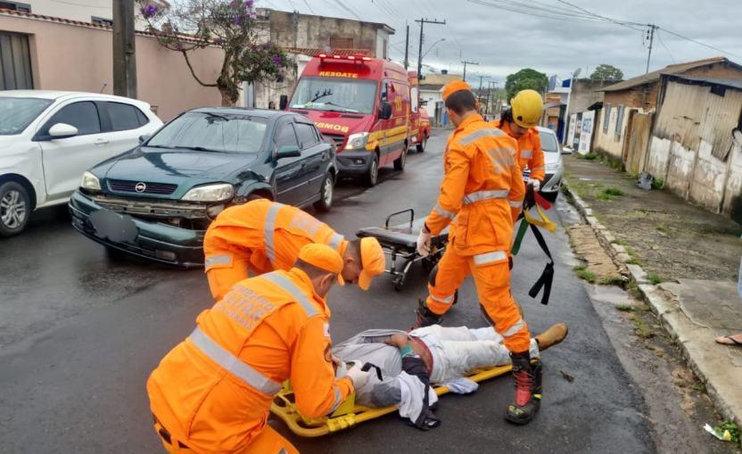 Motociclista fica ferido ap�s colis�o com carro na Vila Bet�nia, em Alfenas