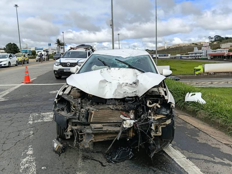 Colis�o frontal na BR-459 deixa motociclista morto e motorista � preso por embriaguez