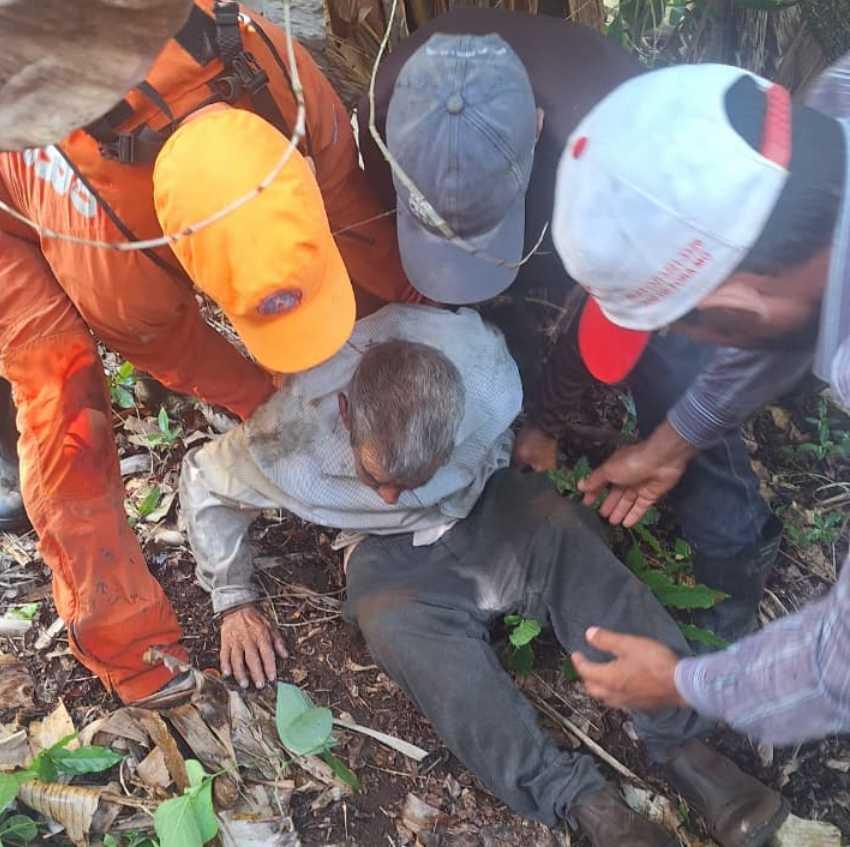 Bombeiros localizam idoso de 90 anos ap�s mais de 24 horas desaparecido em mata na zona rural de Pedralva