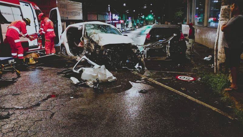 Bombeiros atendem acidente com v�tima presa �s ferragens em Varginha