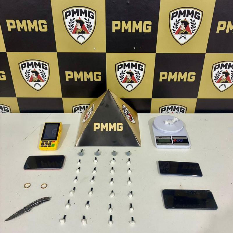 Pol�cia Militar prende homem por tr�fico de drogas na Vila Progresso, em Guaxup�