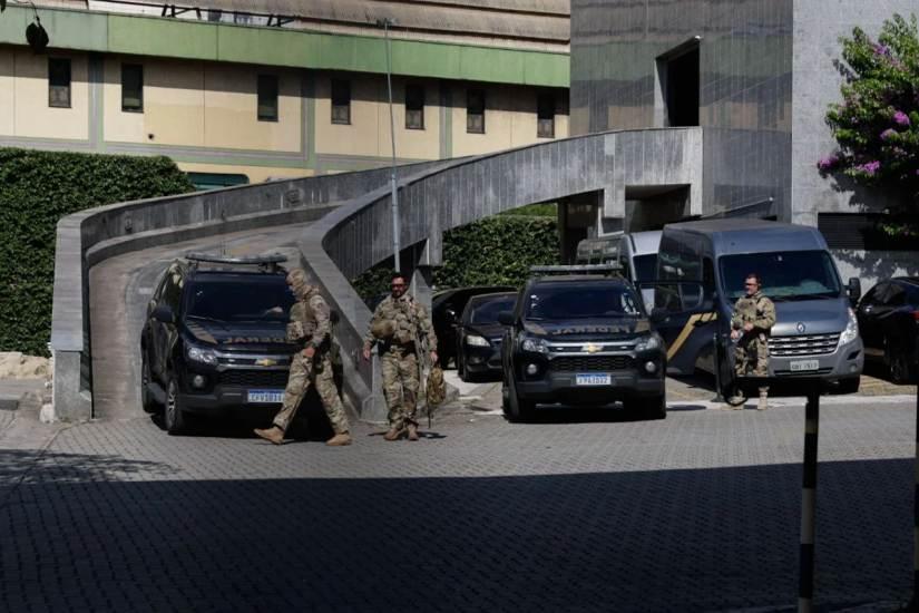 Policiais federais atuantes na Opera��o Compliance Zero, que investiga o Banco Master, cumprem ordem judicial em Guaxup�