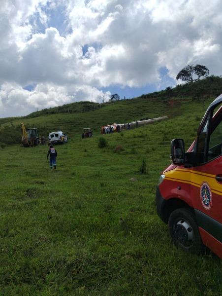 Caminh�o cai em ribanceira e motorista morre em Extrema