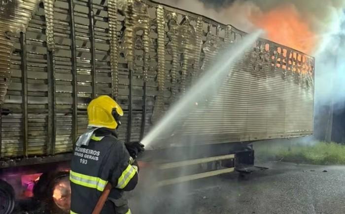 Carreta pega fogo pr�ximo a posto da PRF na BR-381 e destr�i carga avaliada em R$ 850 mil