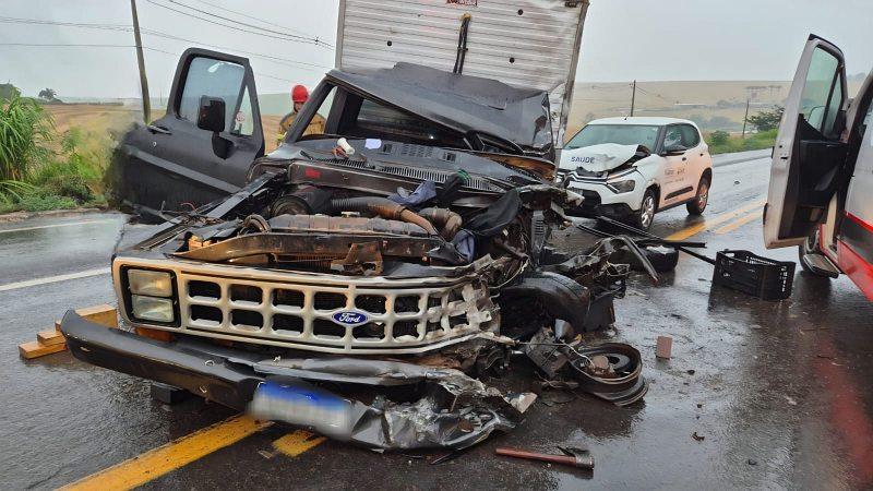 Homem fica preso �s ferragens ap�s grave acidente na MGC-491, em Alfenas