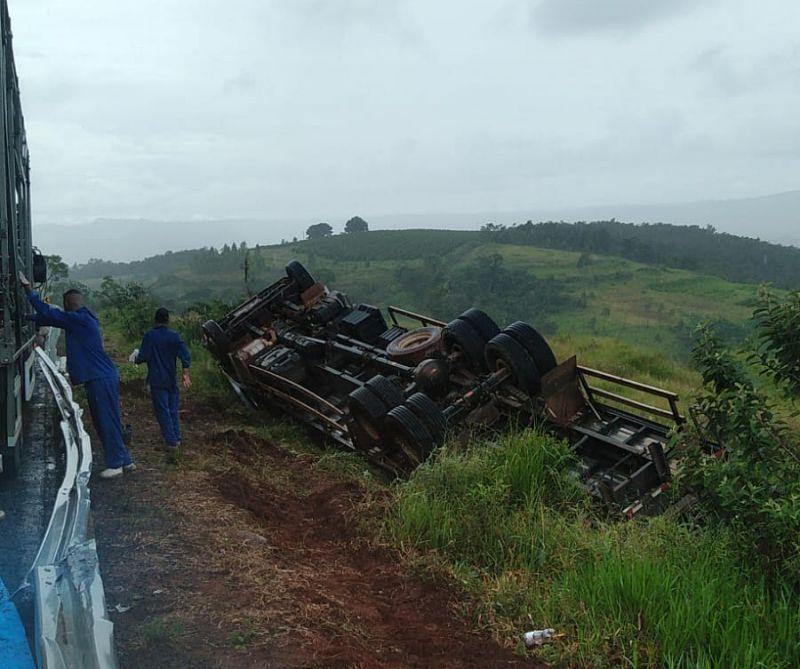 Motorista dorme ao volante e caminh�o capota na MGC-491, em S�o Sebasti�o do Para�so