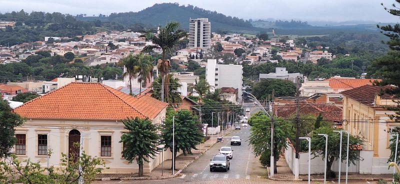 Segunda-feira come�a com temperaturas amenas e chuvas esparsas em Guaxup� 