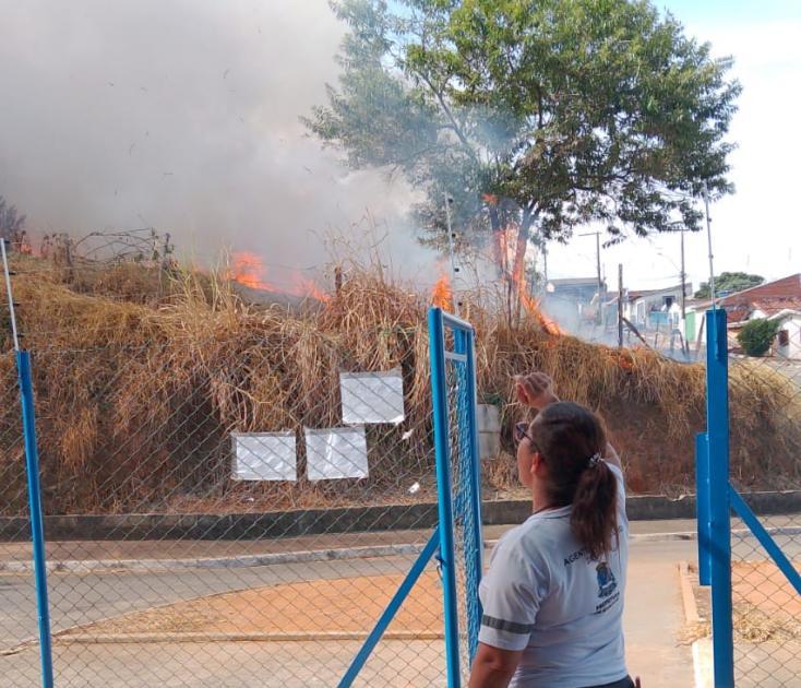 Inc�ndio no Jardim Rosana coloca em risco a seguran�a de moradores e da comunidade da unidade de Sa�de do bairro