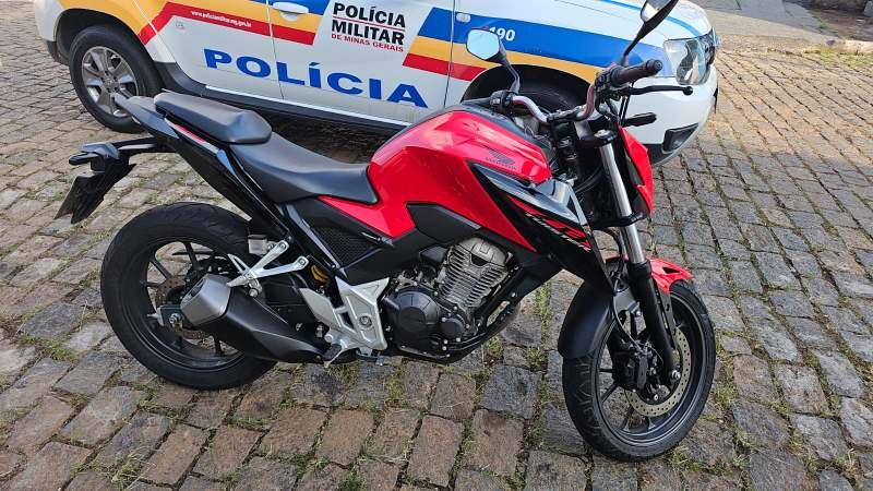 PMs prendem homem de 32 anos em Guaxup� com moto furtada e sinais de adultera��o 