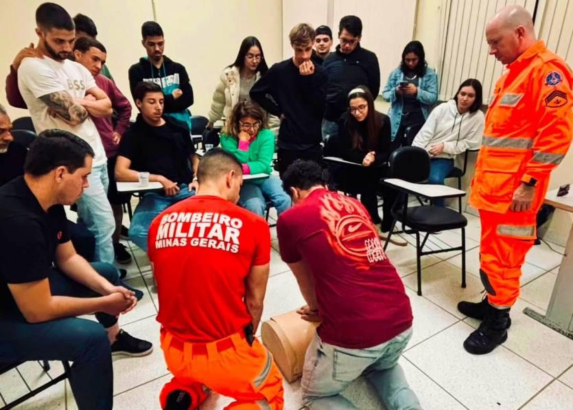 Bombeiros de Guaxup� promovem capacita��o em primeiros socorros para acad�micos de Educa��o F�sica do Unifeg
