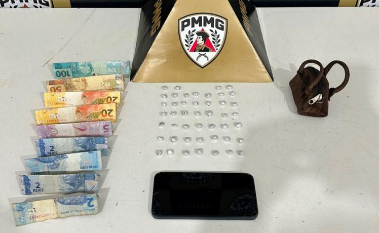 PMs apreendem adolescente com 43 pedras de crack em Guaxup�