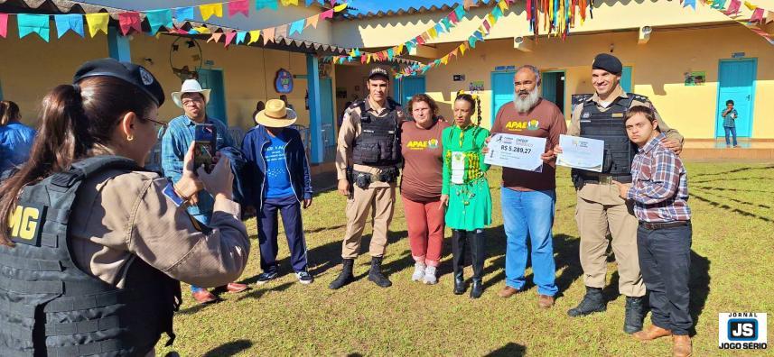 Comando da PM de Guaxup� beneficia a Apae com R$ 5,2 mil arrecadados na 