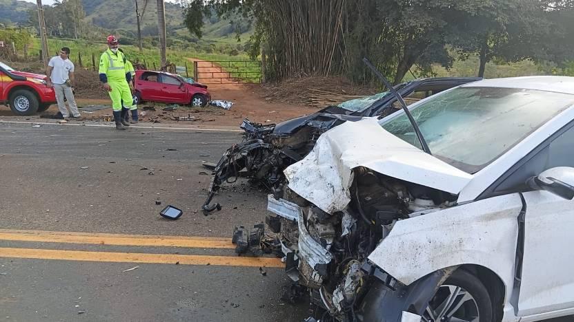 Colis�o frontal na rodovia deixa um morto e dois feridos em Areado