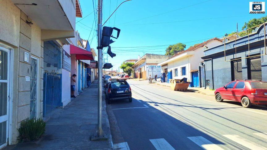 Sem�foro � danificado e exp�e a seguran�a de pedestres no in�cio do Bairro Tabo�o
