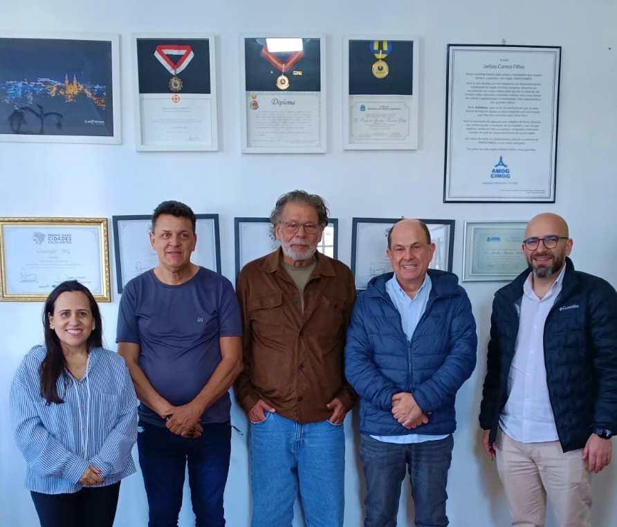 Pr�-candidato a deputado federal, Dr. Marcos Oncologista visita o prefeito Jarbinhas e filiados ao Republicanos 