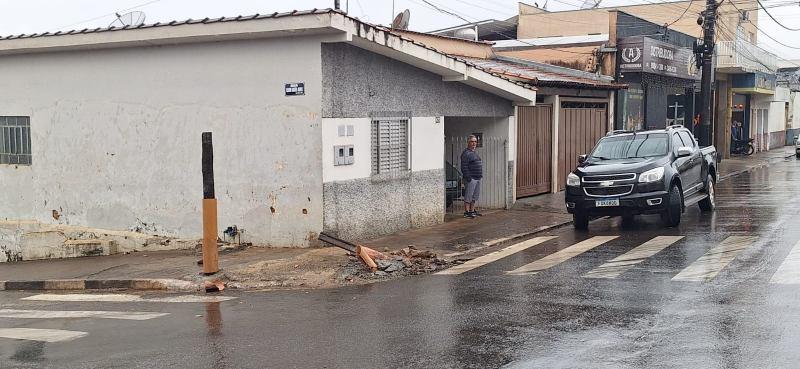 Falta de orienta��o a carreteiros provoca mais um acidente na rua principal do Tabo�o