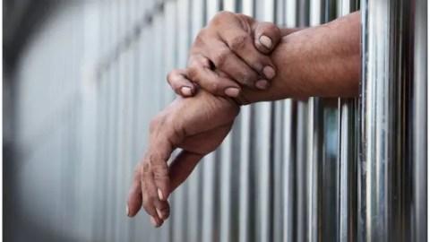 Homem � preso com rev�lver ap�s amea�ar v�tima de morte