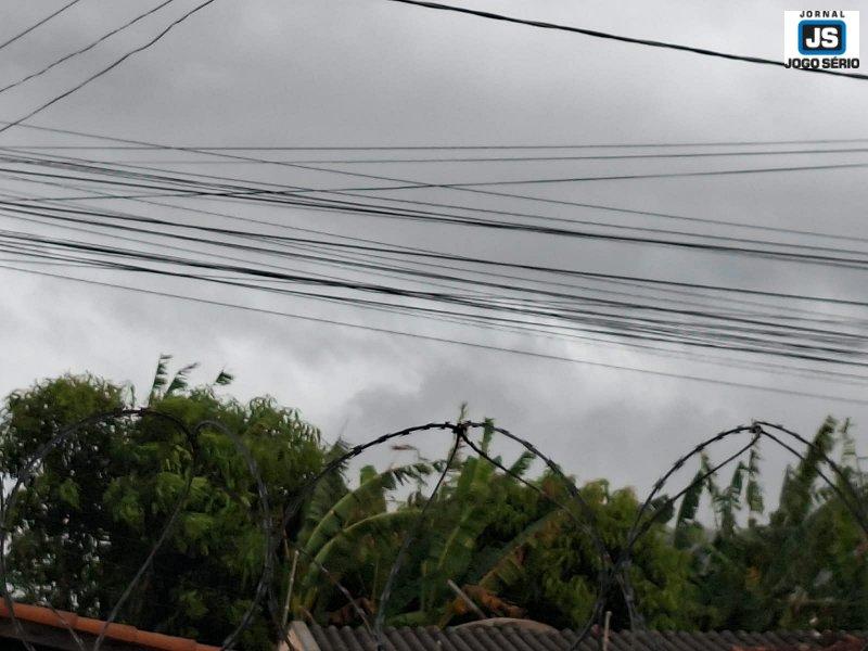 AGORA: Vendaval muito forte atinge Guaxup� e assusta moradores