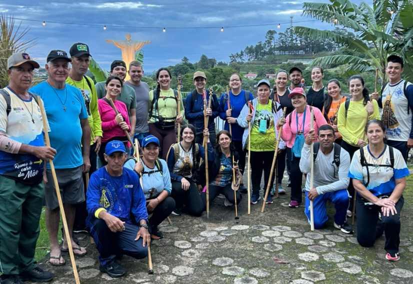 Devotos percorrem longa jornada de f� rumo � Bas�lica de Nossa Senhora Aparecida
