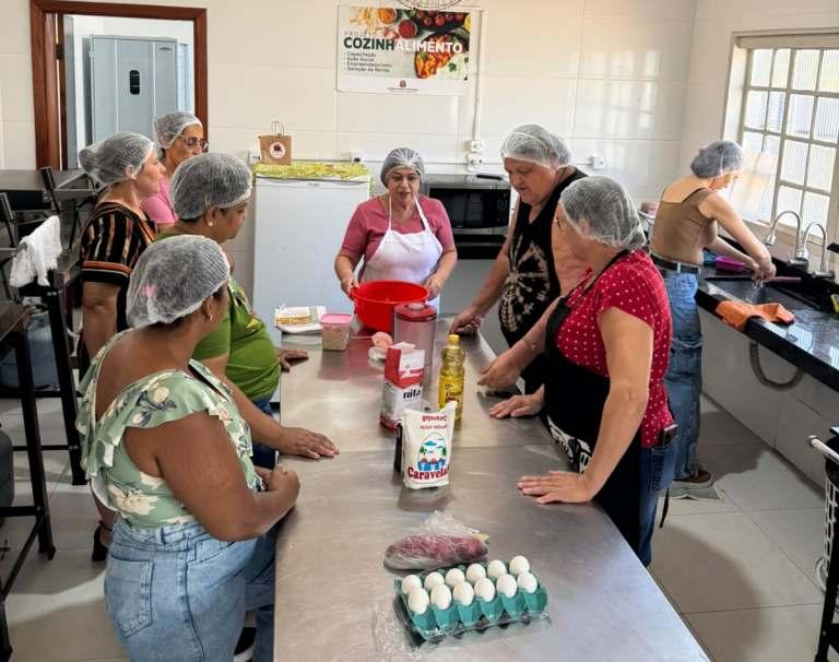 Ivonete, do Marmitex, ministra curso de p�es artesanais em Miguel�polis 
