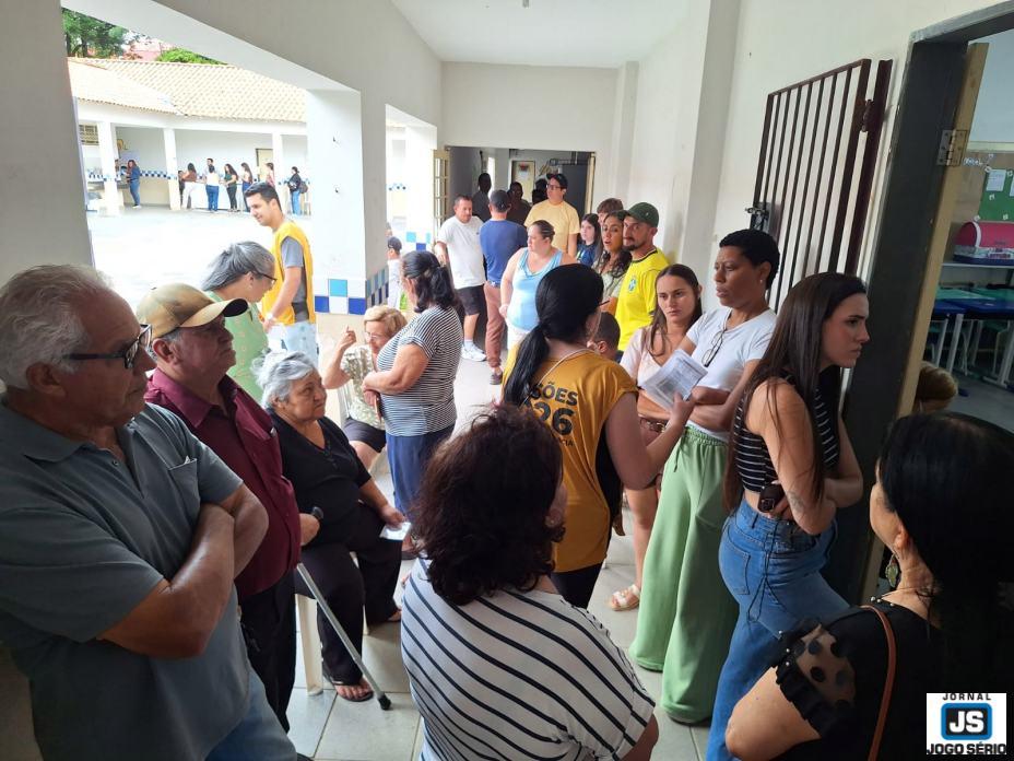 Carl�o leva ao Cart�rio Eleitoral reclama��o sobre demora na vota��o em se��o da Escola Coronel 