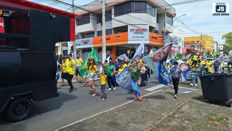 Bolsonaristas promovem caminhada em Guaxup� na v�spera da elei��o presidencial 