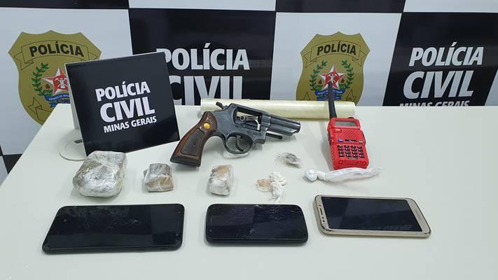 Pol�cia Civil de Guaxup� captura dois por envolvimento com o t�xico