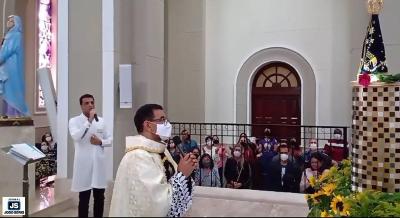 Padre Reginaldo consagra os pequeninos à Maria Santíssima no Dia das Crianças e da Padroeira do Brasil