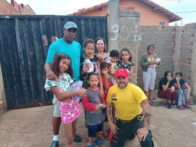 Voluntrios reciclam brinquedos para distribuir em bairros populares na cidade de Guaxup