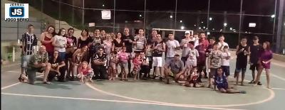 Alunos dos grupos de muay thai e dana no Exrcito do Bem participam de confraternizao