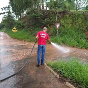 Força-tarefa em Guaranésia desobstrui trecho da BR 491 com acúmulo de barro 