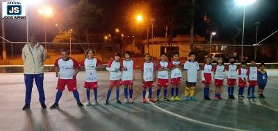 Crianças aprendem futebol, respeito e dignidade em projeto na Vila Conceição