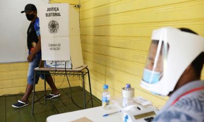 ELEIES 2022: TSE volta a proibir celular, mesmo desligado, na cabine de votao