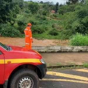 Alertas, bombeiros vistoriam pontos do Rio Guaxup em preveno a eventuais inundaes