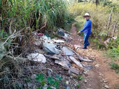 Descarte ilegal de detritos e esgoto a cu aberto revoltam moradores no Jardim Amrica