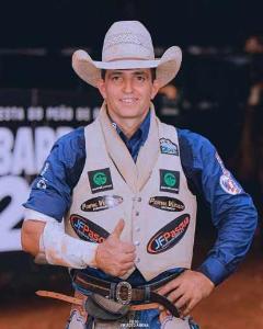 Guaxupeano Gustavo Ribeiro  vice-campeo na prova bareback em Barretos