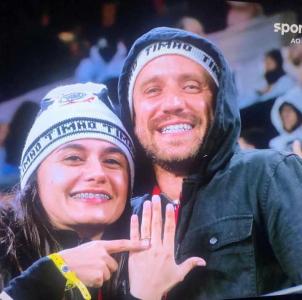 Presidente da Fiel Guaxup pede a noiva em casamento na Arena Corinthians e fato  imortalizado por Milton Leite, da SporTV 
