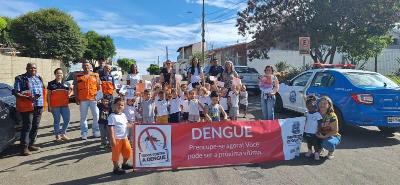 Ao do poder pblico inclui crianas em passeata de combate  dengue na cidade de Guaxup