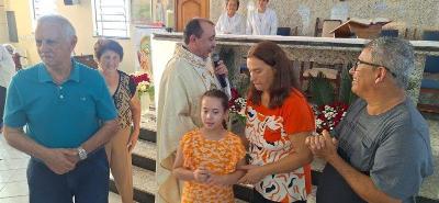Casal celebra trinta e um anos de casamento com bnos na Igreja, no Dia de Santa Rita 