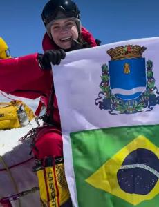 Guaxupeana conquista feito indito escalando o Everest