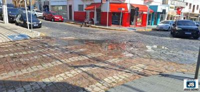 Ruptura em canalizao de esgoto gera transtorno e revolta na rea central de Guaxup