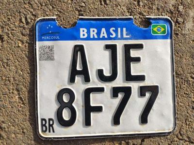 Servidor pblico localiza placa veicular em Guaxup