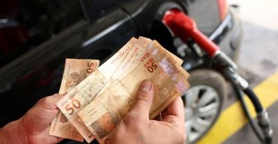 Petrobras reajusta em 7,12% preo da gasolina para distribuidoras