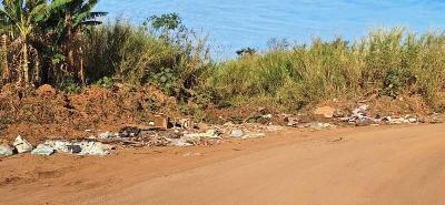 Usurios de estrada vicinal em Guaxup denunciam descarte clandestino de detritos